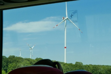 ...mit Strom der draussen produziert wird :-). Deutschland ein einziger Windturbinenpark.